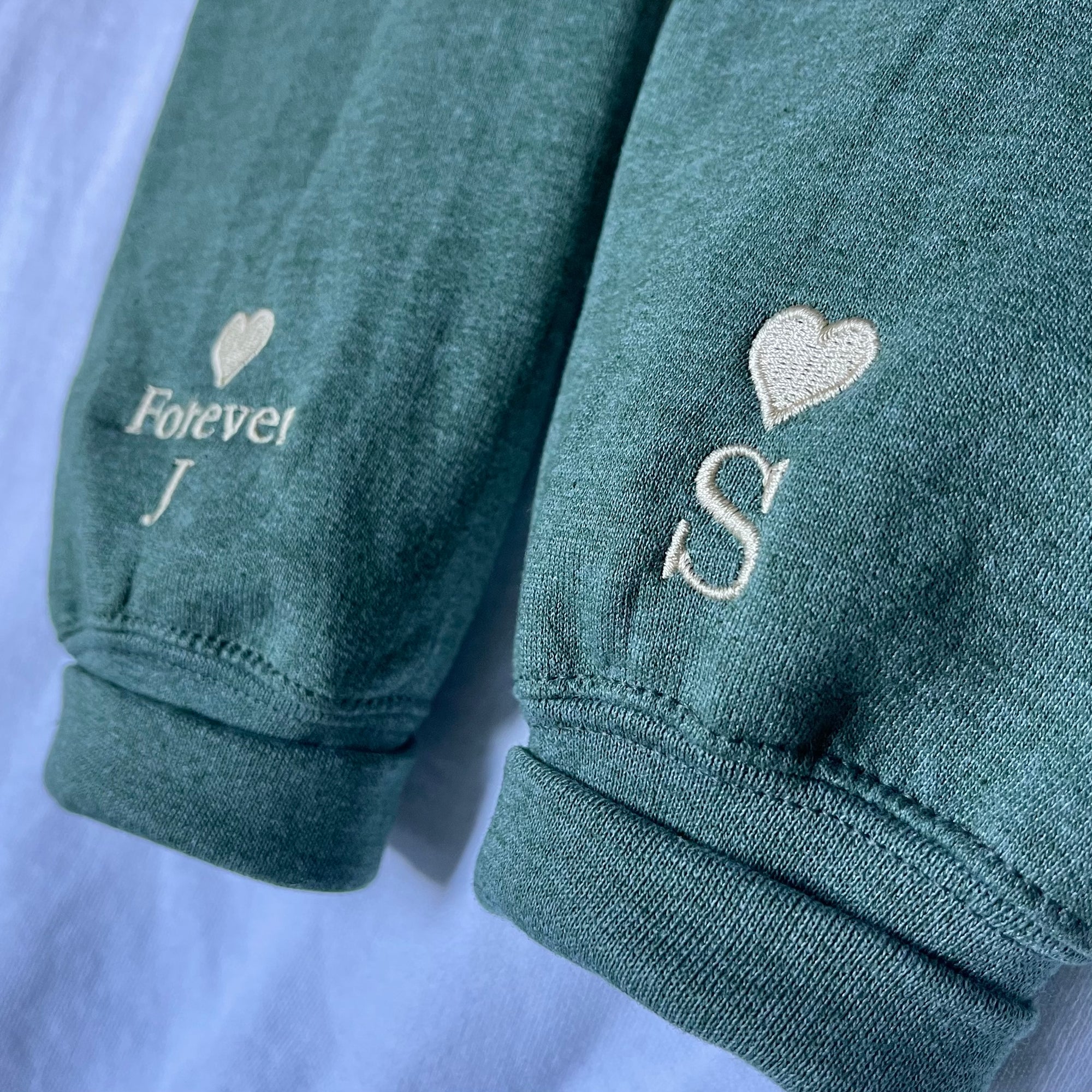 [GRAVER]★HEART BOARD EMBROIDERY SWEATSHIRT Custom Embroidered Initial Heart Sweatshirt: Couple